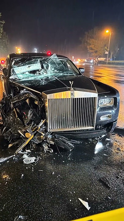 Shocking Crash: Rolls Royce Phantom in a Stunning Night Accident!