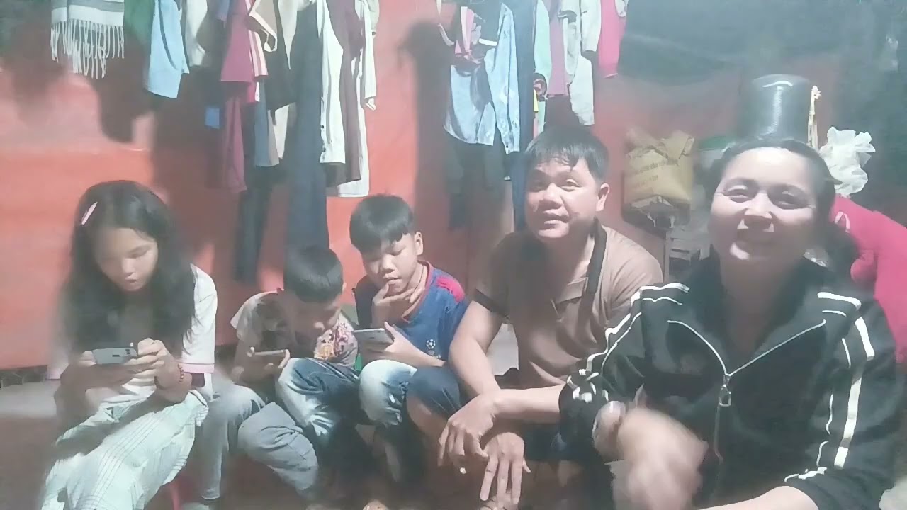 Gia đình lo Khiêm ngọc Hoa kể chuyện cho bạn bè nghe nhé 