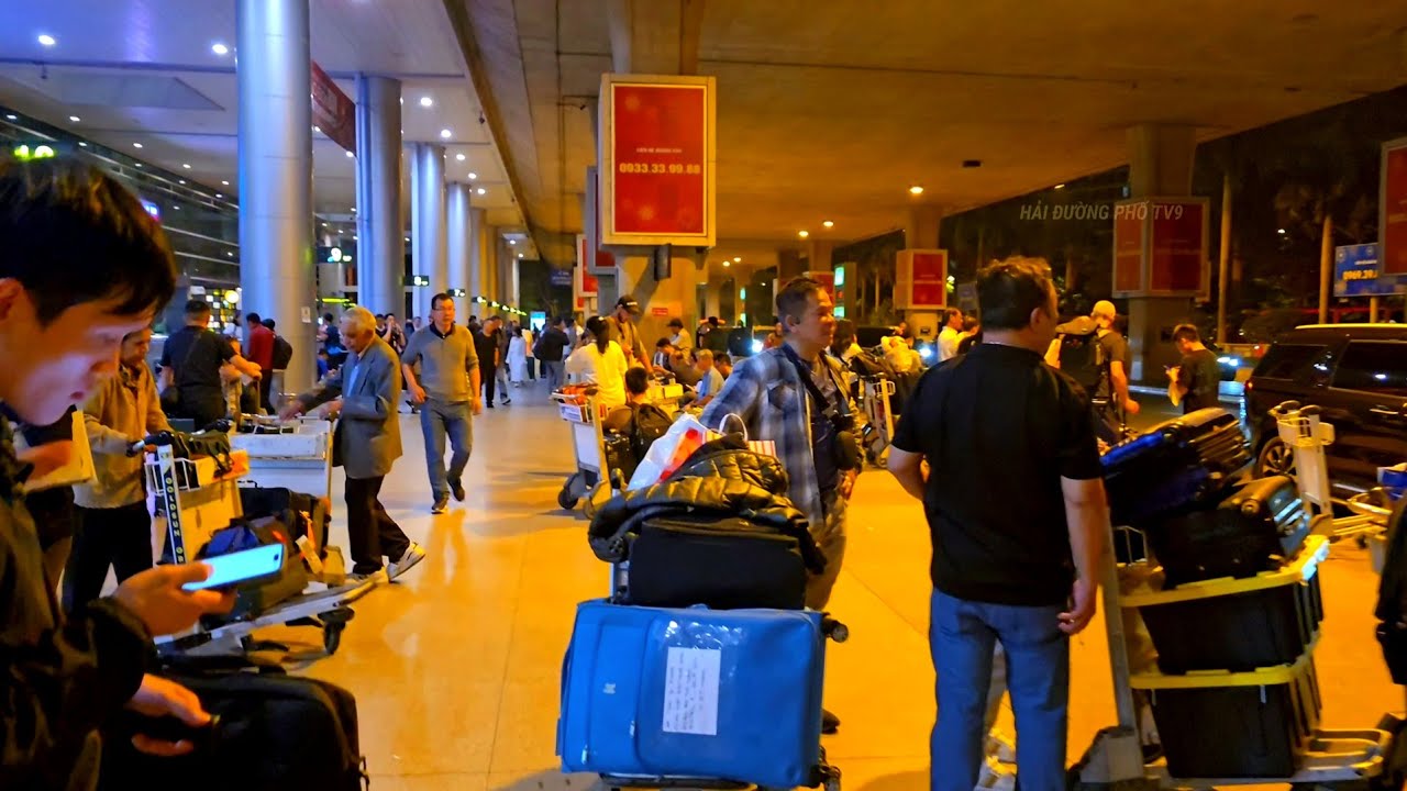 TRỞ VỀ SÀI GÒN , BẤT NGỜ CẢNH 2 GIỜ SÁNG Ở SÂN BAY QUỐC TẾT TÂN SÂN NHẤT ĐÔNG NGHẸT VIỆT KIỀU 