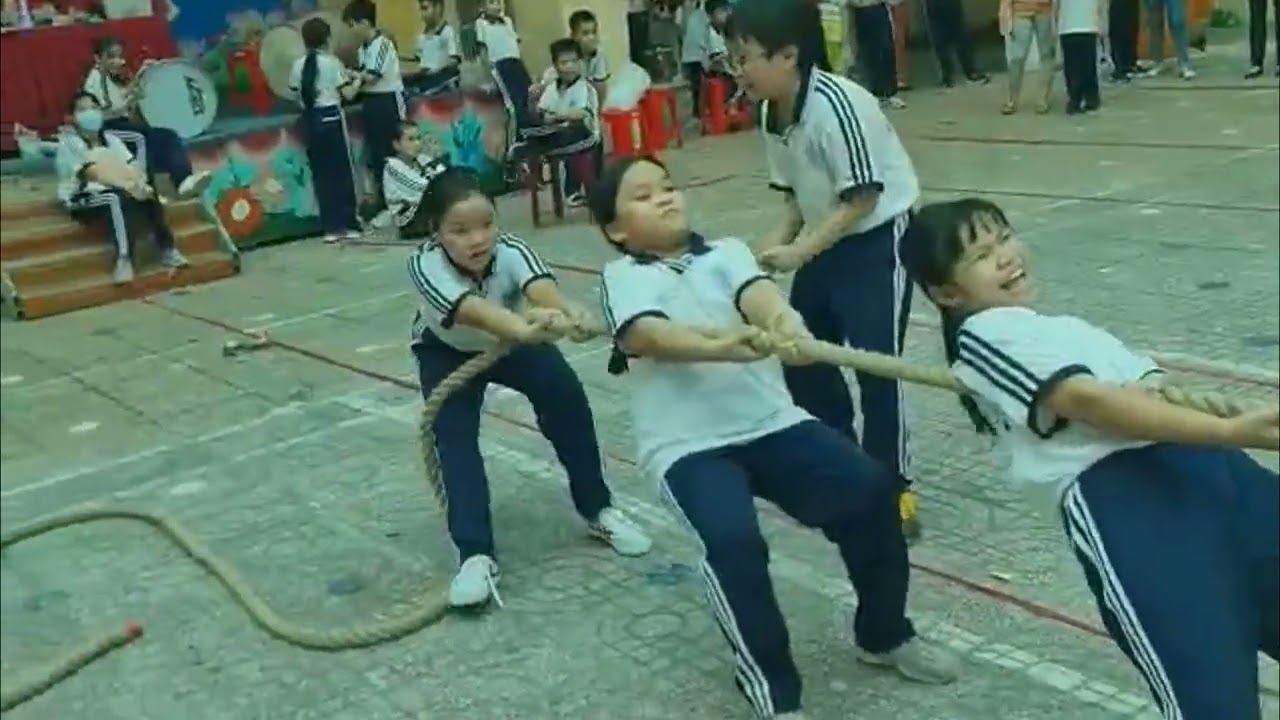 Chị Hai của Heo thi kéo co ở trường Tiểu Học An Lạc 1