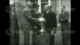 1930 USA: British ambassador presented with globe