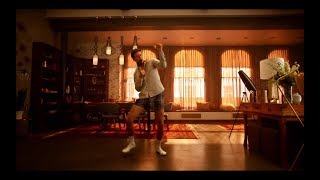 The Flash - Barry Allen Baila Old Time Rock N Roll Mientras Cocina - Theflashfans