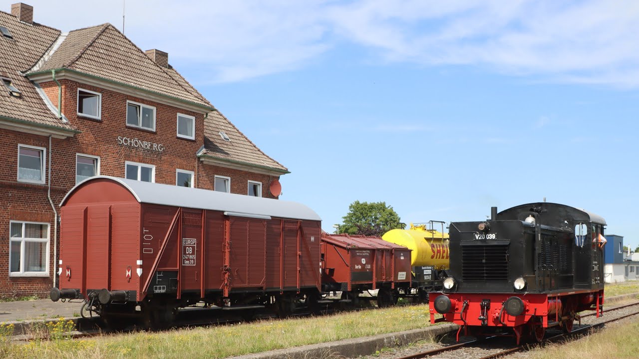 Abschied von Gleis 2 im Bahnhof Stakendorf - Fotogüterzug mit V20 039 VVM