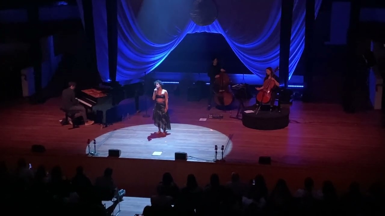 Barbara Pravi - Mes Maladroits (LIVE @ Tivoli Vredenburg Utrecht 07.04.2022)