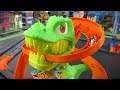Hot Wheels City T Rex Blaze Battle Playset & 164 Scale Die