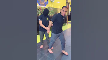 دافع عن نفسك لو شخص مسكك بالشكل ده قتالات رياضة دفاع عن النفس قتال الشوارع فنون قتال 