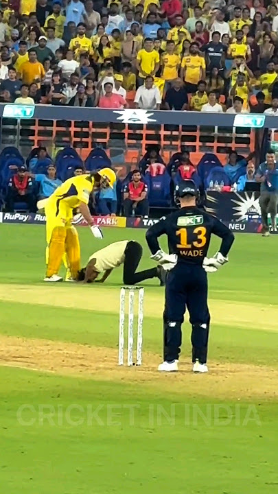 MS DHONI FAN TOUCH HIS FEET 😍 Then Dhoni Hug him #MSDHONI #VIRATKOHLI #ROHITSHARMA #MSD #DHONI