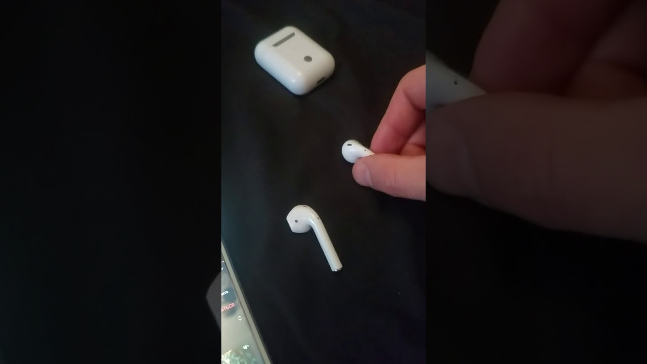 Почему не работает наушники airpods pro. AIRPODS 3 не заряжается наушник. Аирподс один наушник. AIRPODS подключается один наушник. AIRPODS 1 наушник не заряжается.