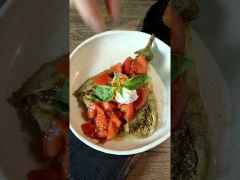 Салат с печеным баклажаном и томатами
