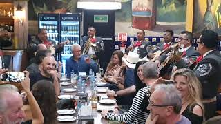 Joaquín Sabina cantando "Que te vaya bonito" de José Alfredo Jiménez en el Tenampa (Cd de México)