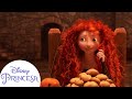 Mérida y sus hermanos hacen travesuras durante la cena | Valiente | Disney Princesa