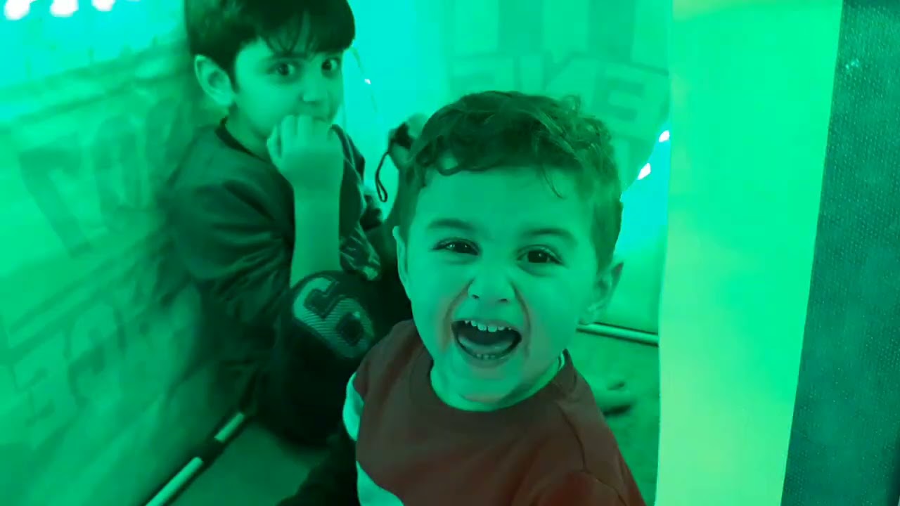 Emir bebek Efenin oyuncağını kırdı Efe çok üzüldü.