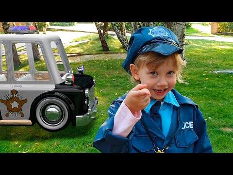 Alena y Pasha juegan a la policía - aprendiendo las reglas del camino