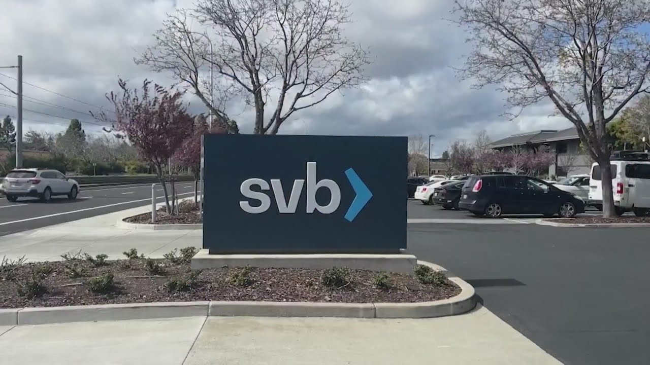 SVB customers line up to withdraw money - YouTube
