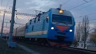 ЭП1М-449 с пассажирским поездом Москва-Кисловодск прибывает на ст.Минеральные-Воды и прив.бригада.