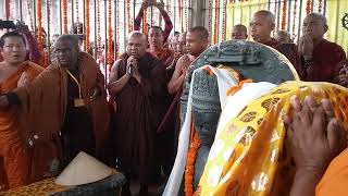 Buddh gaya ek gaon main Buddha Puja