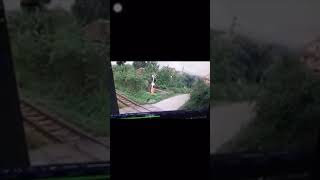 hiện trường vụ tai nạn giao thông nghiêm trọng vừa xảy ra tại điểm giao cắt đường sắt thuộc xã Phong