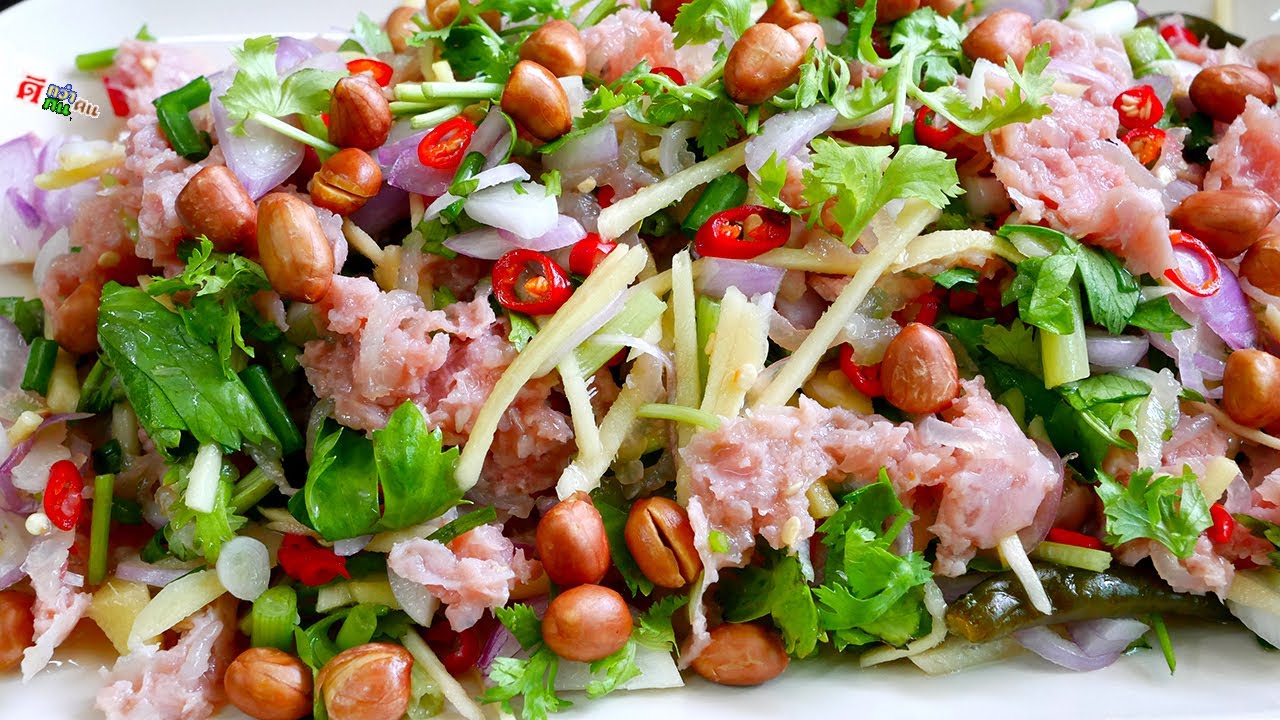 ยำแหนมสด แซ่บสะเทือนทรวง อัดแน่นด้วยเครื่องสมุนไพรแบบจุกๆ ไปเลยจ้า