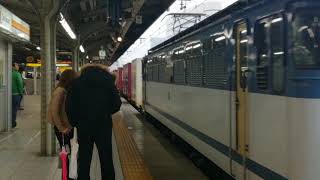 吊り掛け駆動音を奏でて通過!。EF65 2057号機牽引北旭川タ発百済タ行5087レ名古屋6番線通過