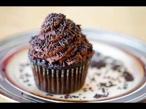 How to Make Chocolate Mousse Frosting {recipe}