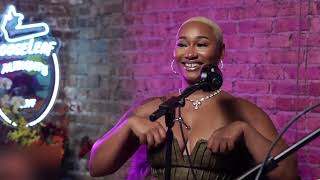 Thickassdaphne on dating both genders her lover pleasing her wit the strap on mo