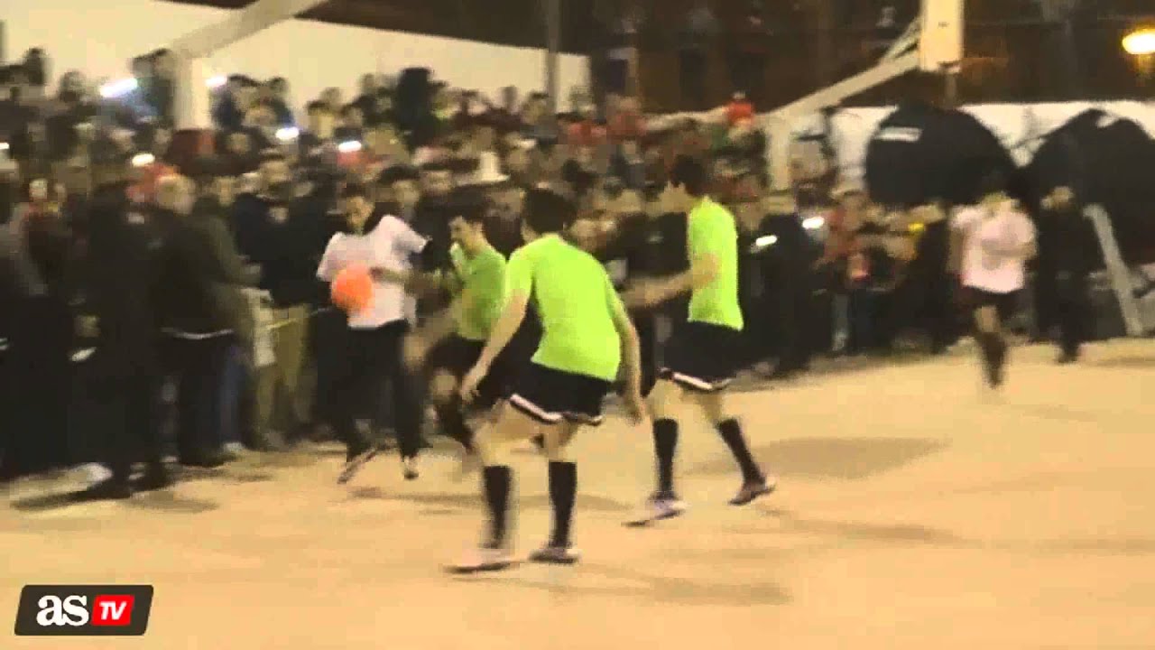 Neymar tira de lambretta hasta jugando con un grupo de niños