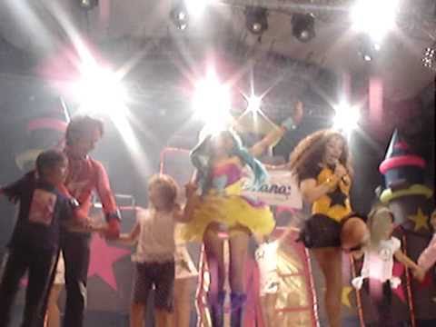 Tatiana @ Fiestas del Bicentenario niños con hambre