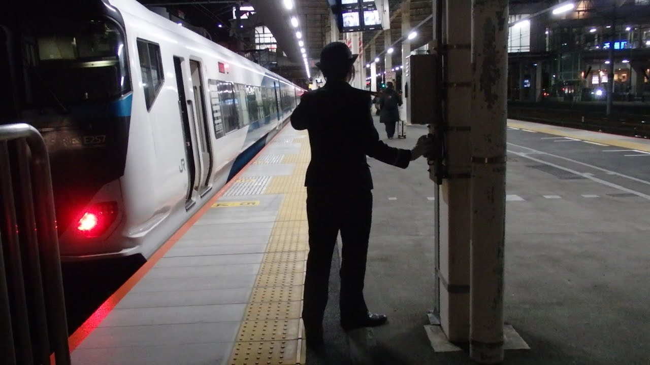 東海道線特急辻堂駅での女性車掌動作ME