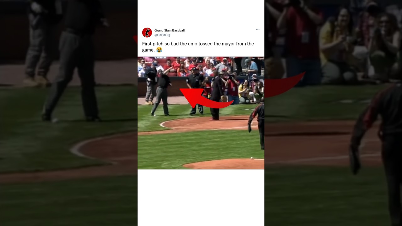 Судья игриво бросает майор для первой подачи 