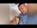 RAGAZZO CANTA UNA CANZONE D’AMORE AL SUO CANE E LA SUA REAZIONE È COMMOVENTE!!