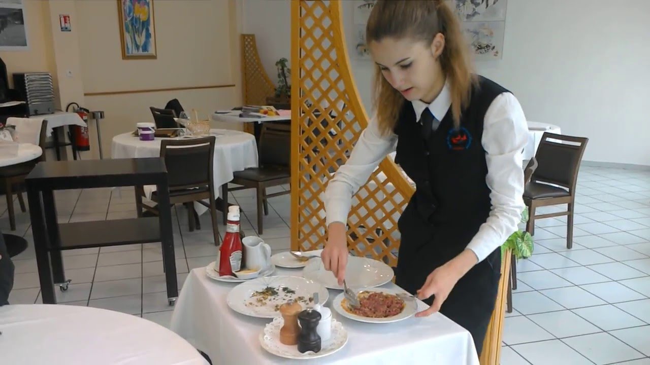 Service d'une assiette de foie gras et d'un steak tartare