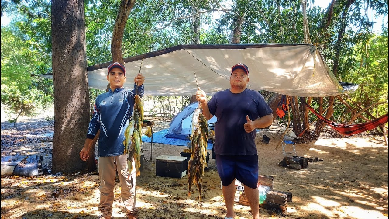 Ultimo dia no acampamento arrebentamos de pegar peixes. um saiu carregando a canoa de rio acima.