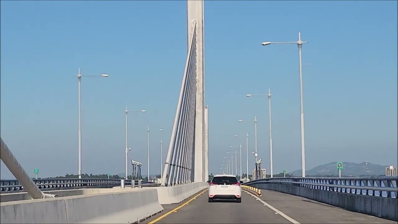 金門大橋連接金門本島（大金門）與烈嶼（小金門）——從小金門回到大金門時，沿著大橋駛過，橋身優美的線條在陽光或夜色下格外迷人，五座高粱穗造型的橋塔挺立海上，海風輕拂，海面映出橋影