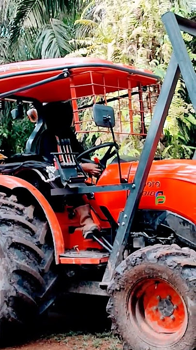 Supir wanita pembawa traktor