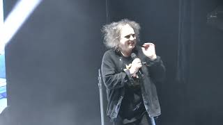 The Cure Palau Sant Jordi, Barcelona 2022 /11 /10 Close To Me &quot;Robert dances with a French fan&quot;