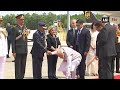 Howdy modi  pm modis humble gesture at houston airport wins hearts