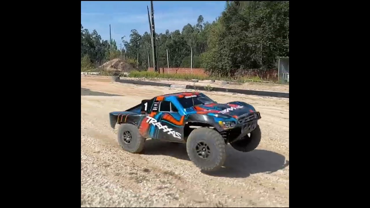 トラクサススラッシュ4X4アルティメイト1/10 Amazon.com: 1/10 Slash Ultimate, 4WD, VXL Clipless (Requires