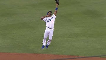 LAA@LAD: Rollins jumps to snare a line drive at short