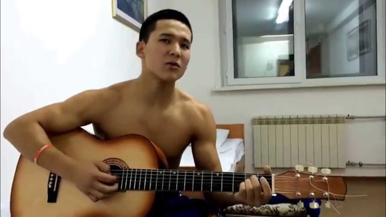 казахские песни под гитару. казах поет под гитару касабланку. казах на гитаре. казах классно поет. казах красиво поет.