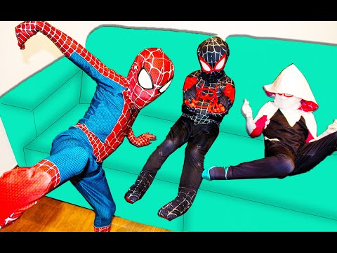 Spider-man plays with MILES MORALES and SPIDER WOMAN at Aranhaverso's house