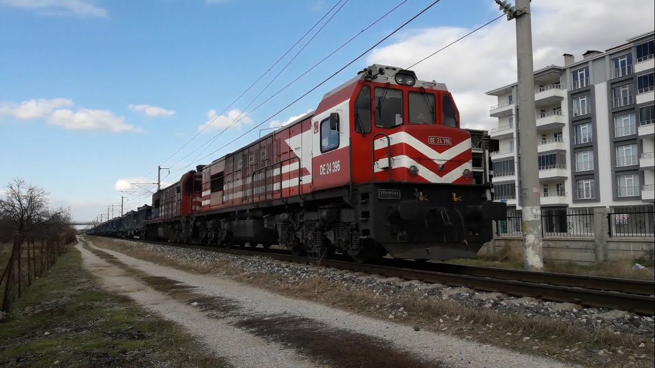Ağırca Zorlanarak Gelen Yük Treni - YouTube