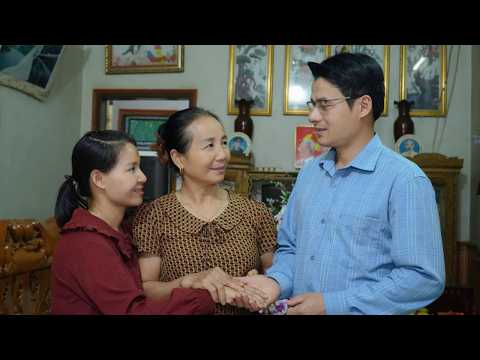 Thư's mother wished to bless her two children with a happy and joyful marriage...