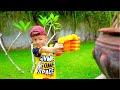 Марк играет с детьми в активные игры hide and seek Toys at Indoor Playground