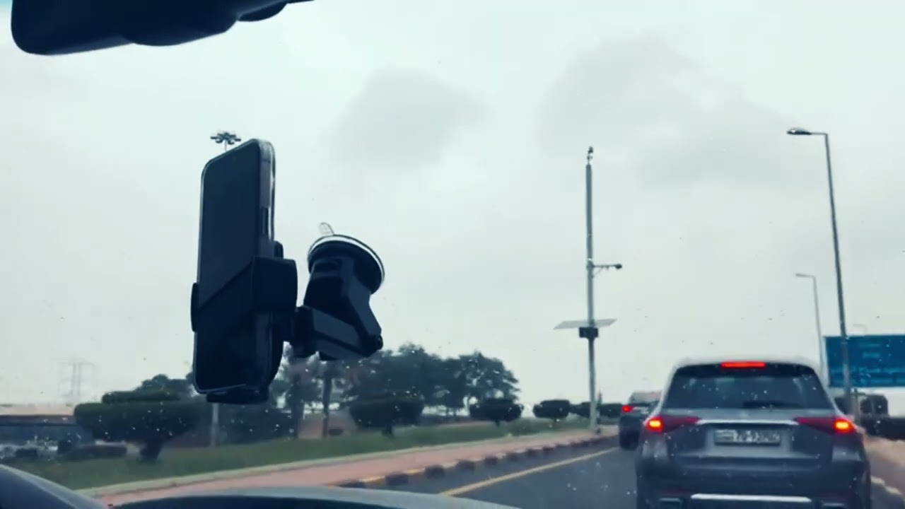 সুখী মানুষের দেশ কুয়েত ঝিমঝিম বৃষ্টির মধ্যেও প্রচুর পরিমাণে গাড়ি রাস্তায় বের হইছে