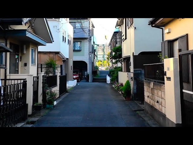 La musica delle 17 e passeggiata in un quartiere residenziale di Tokyo class=