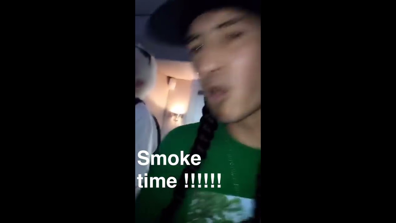 Inspirational: Kid with no hands rolls a blunt for Dizzy Wright