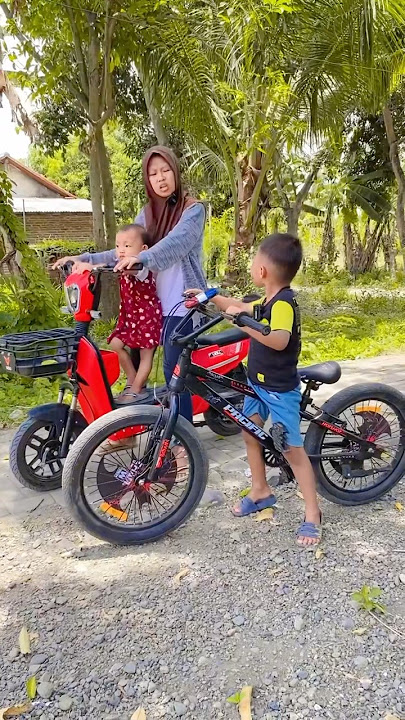 Razka nggak boleh ikut naik sepeda listrik bareng adik#shorts