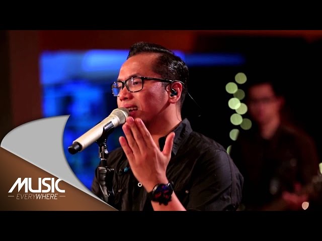 Sammy Simorangkir  - Kaulah Segalanya (Ruth Sahanaya Cover) (Live at Music Everywhere) * class=