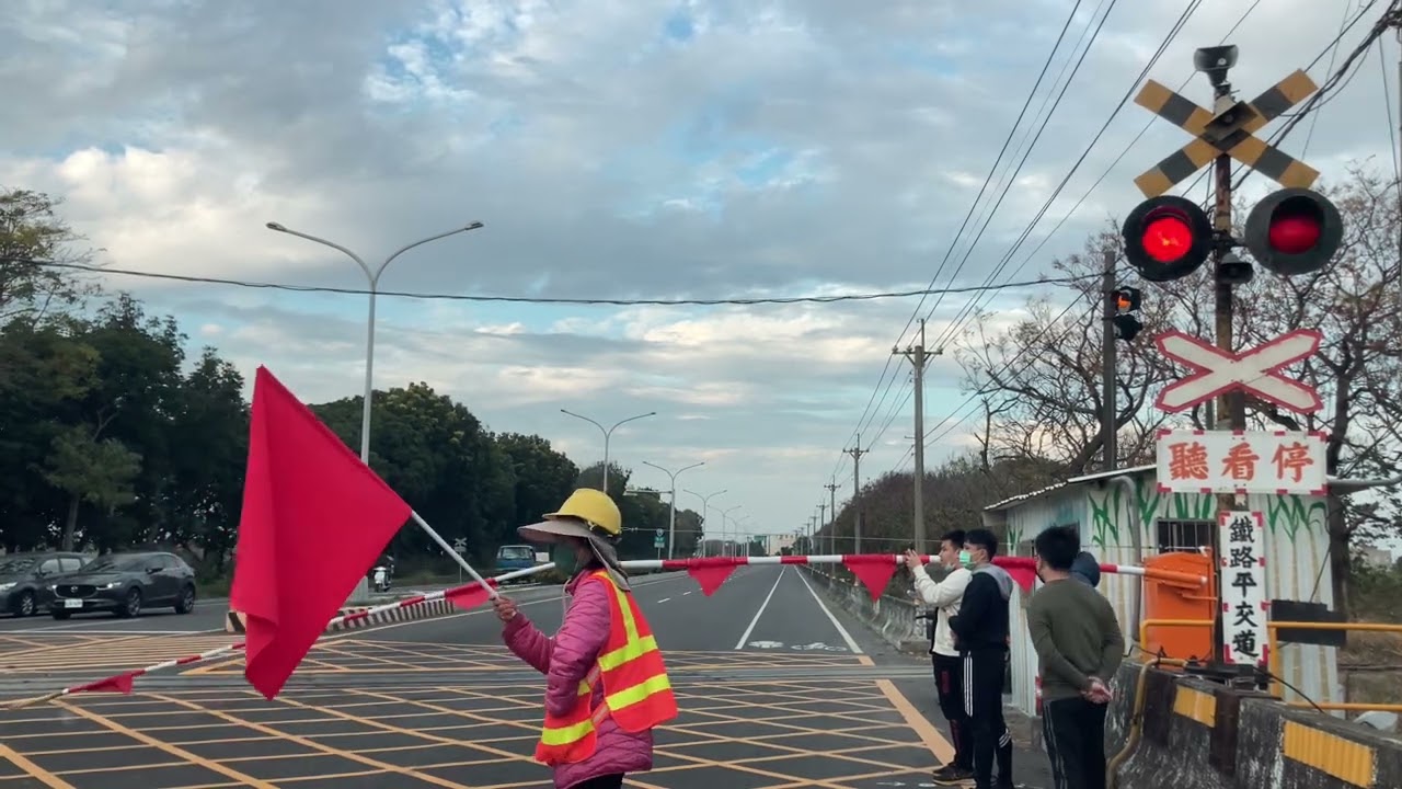 2022/12/31 虎尾糖廠小火車[五分車] 馬公厝線 台19線鐵路平交道 本務德馬118 重車通過[27節]