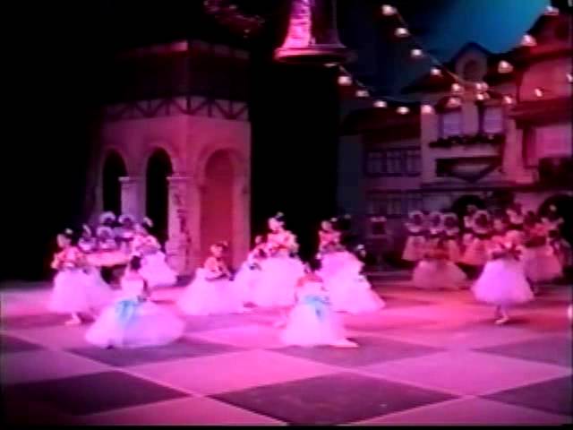 Coppelia 1995

"Acto 2
Sin resistir la curiosidad, Swanilda y sus amigas entran un día a la casa de Coppelius dispuestas